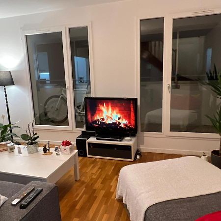Entire Apartment With Terrace Париж Екстер'єр фото