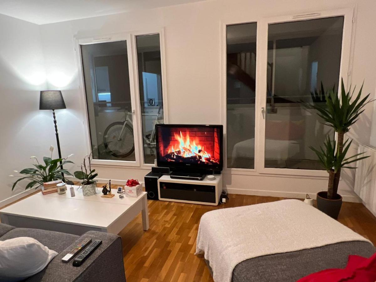 Entire Apartment With Terrace Париж Екстер'єр фото