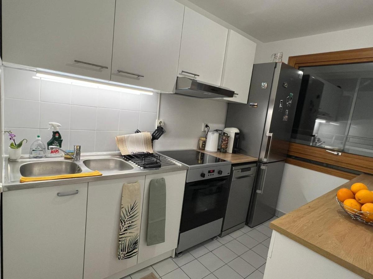 Entire Apartment With Terrace Париж Екстер'єр фото